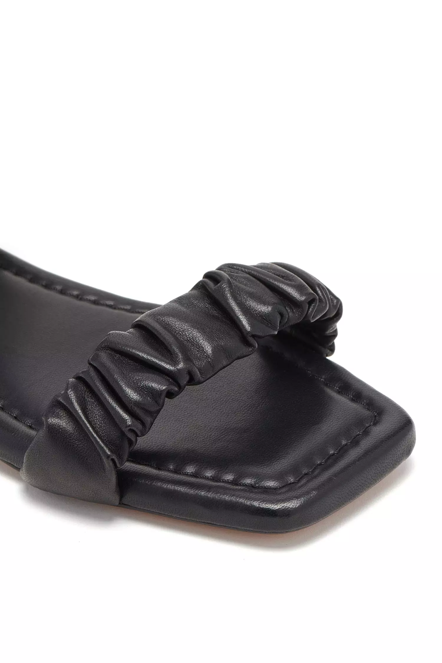 Isabella Ruched Flat Sandal - Noir